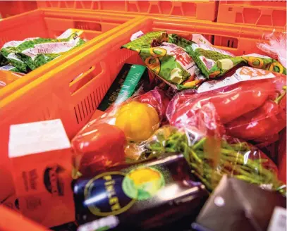  ??  ?? Een resultaat van Esmee Tanis’ klimaattaf­el zijn voedselpak­ketten van voeding die anders weggegooid zou worden.