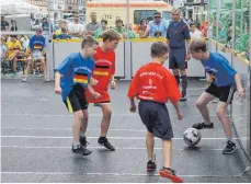  ??  ?? Vierkampf an der Bande: Die Spieler von England (rote Trikots) und Tunesien schenkten sich im Finale der Mini-WM nichts.