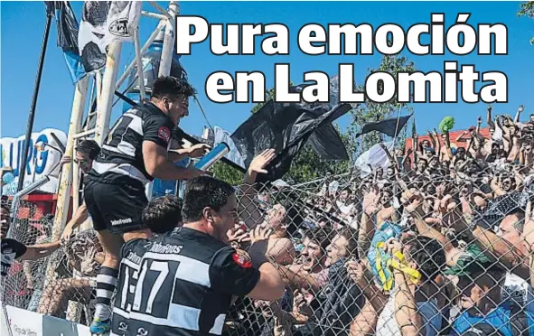  ?? (JOSÉ GABRIEL HERNÁNDEZ) ?? Todos unidos en el festejo. Los jugadores del Tala celebran el pase a la final con sus hinchas, alambrado de por medio, en la cancha de fútbol de Universita­rio.