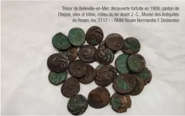  ??  ?? Trésor de Belleville-en-mer, découverte fortuite en 1908, canton de Dieppe, silex et billon, milieu du Ier avant J.-C., Musée des Antiquités de Rouen, Inv. 2117 - - RMM Rouen Normandie Y. Deslandes