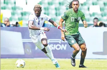  ?? PHOTO: AFP ?? Equatorial Guinea's Federico Bikoro and Nigeria's Alex Iwobi fights for the ball during their Africa Cup of Nations Group A match… yesterday.