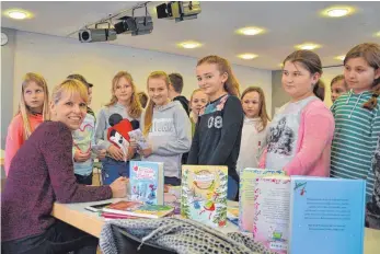  ?? FOTO: GEMEINDE ABTSGMÜND ?? Die Autorin Barbara Rose schlug die Kinder mit ihren Geschichte­n in ihren Bann.