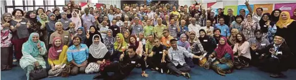  ?? [FOTO BERNAMA ] ?? Sebahagian alumni dan kakitangan veteran BERNAMA berkumpul pada majlis ramah mesra di Kuala Lumpur, semalam.