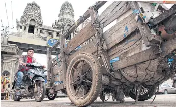  ??  ?? BRINGING HOME THE GOODS: Checkpoint­s like Poi Pet, left, and Mae Sot, right, are no longer adequate for the volume of trade passing over Thailand’s borders, worth 988 billion baht last year.