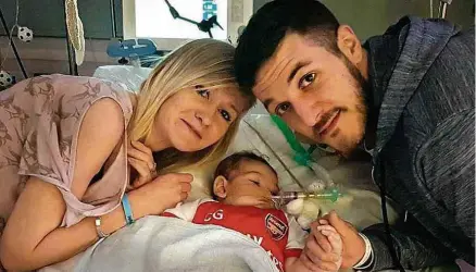  ?? Arquivo da família Gard ?? O bebê Charlie Gard e os pais, Connie e Chris, no hospital onde está internado, em Londres; Justiça vetou transferên­cia