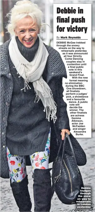  ?? Picture: MAX TOLLWORTHY / GOFFPHOTOS ?? Debbie trudges through the snow on way to rehearsals in London yesterday