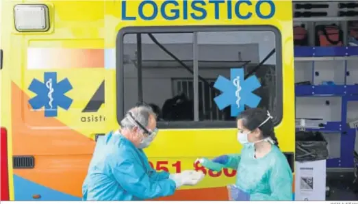  ?? JAVIER ALBIÑANA ?? Dos sanitarios se preparan para atender a pacientes, ayer en la puerta de Urgencias de un hospital malagueño.