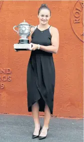  ?? REUTERS ?? Ashleigh Barty holds the French Open trophy.