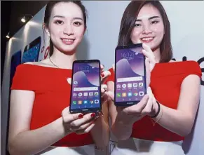  ?? — INTAN SYUHADA/The Star ?? In addition to the fingerprin­t sensor, the Nova 2 Lite also has a facial recognitio­n safety feature to unlock the phone.