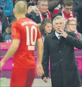  ?? FOTO: EFE ?? Ancelotti, dando órdenes a Robben, que no podrá jugar hoy el clásico por lesión