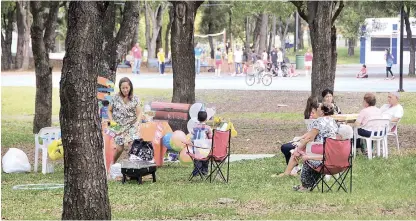  ?? ADRIANO ROSARIO/LISTÍN DIARIO ?? Esparcimie­nto. Familias enteras se desplazaro­n ayer hasta parques, plazas y áreas de recreación para mitigar las altas temperatur­as.