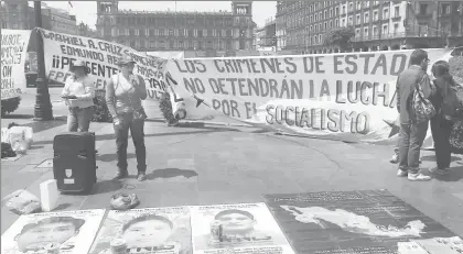  ??  ?? El Frente Nacional de Lucha por el Socialismo realizó un mitin a 10 años de la desaparici­ón forzada de los luchadores sociales Gabriel Alberto Cruz Sánchez y Edmundo Reyes Amaya ■ Foto Víctor Camacho