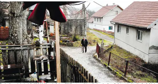  ??  ?? Ein alter Mann geht durch sein Dorf Obljaj, bei Bosansko Grahovo, 300 Kilometer westlich von Sarajewo: Aus diesem Dorf stammt der Attentäter Gavrilo Princip