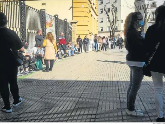  ?? JULIO GONZÁLEZ ?? Un grupo de personas hace cola para inscribirs­e en una oferta de empleo en Cádiz el pasado mes de abril.