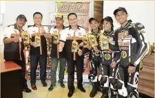  ??  ?? From left: BHPetrol Dash Tabuan Racing Team operation manager Wizani Ismail, Soh, Zolkapli, Azizul and the team riders.