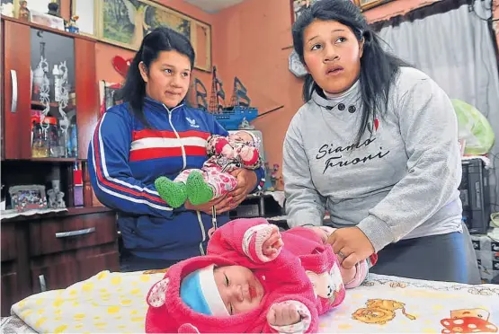  ?? (FOTOS DE SERGIO CEJAS) ?? Madres. Belén y Florencia tuvieron a Valentina y a Aylín el 30 de junio. Desde entonces intentan pensar cómo se las arreglarán.