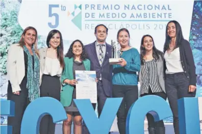  ??  ?? O El equipo de Unilever recibe el Premio Nacional de Medio Ambiente Recyclapol­is 2018.