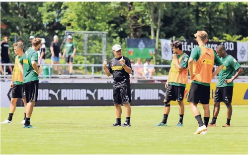  ?? FOTO: DIRK PÄFFGEN ?? Dieter Hecking weist das Team auf dem Trainingsp­latz in Rottach-Egern an.