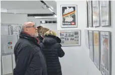  ?? FOTO: CK ?? Besucher schauen sich die Wahlplakat­e an.