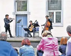  ?? FOTOS (3): NORBERT PRÜMEN ?? Mit dem Astor Trio war im Innenhof eine ungewöhnli­che Kammermusi­kbesetzung zu hören: Geige, Gitarre und Kontrabass.