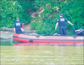  ?? Peter Yankowski / Hearst Connecticu­t Media ?? New Milford, Newtown and Brookfield authoritie­s search the Housatonic just downstream of the Bleachery Dam Thursday, for two fishers who went missing the night before.