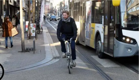  ?? FOTO JAN VAN DER PERRE ?? Fietsprofe­ssor Marco te Brömmelstr­oet: “De wagen moet een onwelkome gast in de stad zijn.”