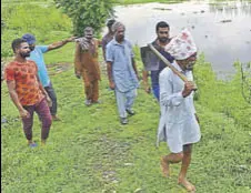  ?? GURPREET SINGH/HT ?? The farmers are now up in arms against the administra­tion for its failure to clean the nullah before monsoon.