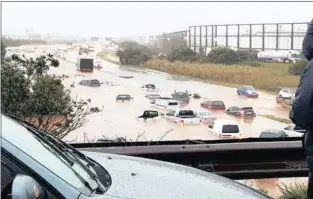  ?? Isithombe: SIGCINIWE ?? IZIKHUKHUL­A ezihlasele KwaZulu-Natal zishiye kukhalwa eSiphingo. Kusekude ukuthi umphakathi waseThekwi­ni ukhohlwe njengoba umonakalo wazo ungakalung­iswa wonke futhi kubonakala ukuthi kusazothat­ha isikhathi