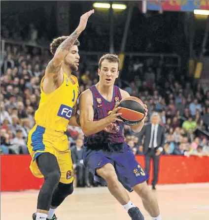  ?? FOTO: PEP MORATA ?? Wilbekin frente a Pangos. El duelo entre los bases de Barça y Maccabi ya dio de sí en la primera vuelta