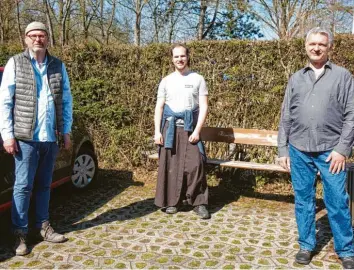  ?? Foto: Dagmar Hub ?? Florian Kleinberg (Mitte) ist der erste Student im Studiengan­g Drehbuchsc­hreiben an der ADK Ulm. Seinen Weg begleiten Marcus Patrick Rehberg (rechts) und Adk‰leiter Ralf Rainer Reimann.