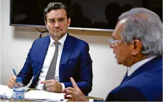  ?? Edu Andrade - 5.jul.21/Divulgação Ministério da Economia ?? O relator da reforma do Imposto de Renda, deputado Celso Sabino (PSDB-PA), e o ministro Paulo Guedes (Economia), durante audiência