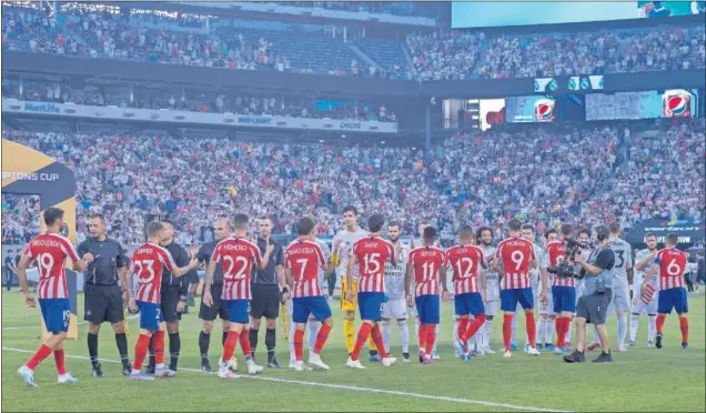  ??  ?? PRIMER AVISO. El Atlético le dio un correctivo al Real Madrid en el derbi de Nueva Jersey. Los colchonero­s han comenzado la temporada igual de fuertes.