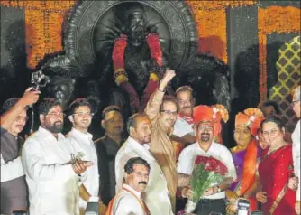  ?? BHUSHAN KOYANDE ?? Mayor Vishwanath Mahadeshwa­r (centre) and deputy mayor Hemangi Worlikar (second from right) with Shiv Sena chief Uddhav Thackeray and his son Aaditya, after taking charge on Wednesday.