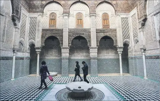  ?? MOSAAB ELSHAMY / AP ?? Turistas en la histórica mezquita y madraza de Al Atarine, en la ciudad de Fez