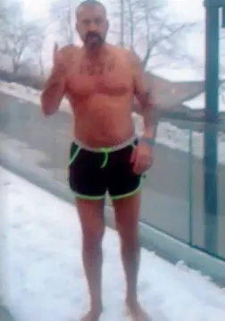  ??  ?? Prova di forza Rolando Scarpellin­i in costume sulla neve