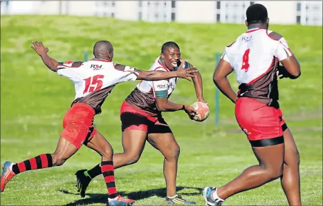  ?? Picture: ALAN EASON ?? DETERMINED: Border Bulldogs hooker Mihlali Mpafi, centre, passing the ball to Lindokuhle Welemu while Masixole Banda, left, tries to block the ball during a captain’s run session at the BCM Stadium yesterday