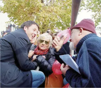  ?? Fotogramma ?? Le primarie Matteo Renzi, alla chiusura delle primarie, con il padre Tiziano