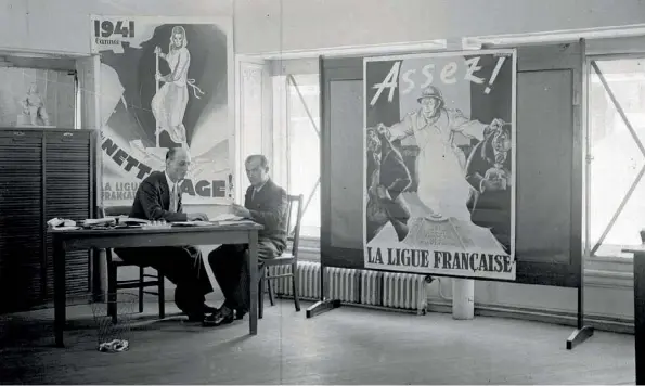  ??  ?? Les bureaux de « l’Appel » décorés d’affiches antisémite­s. En 1943, Michel Audiard écrit des nouvelles pour ce journal collabo (ci-dessous).