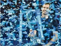  ?? Foto: afp ?? Der derzeit beste Tennisspie­ler der Welt im Konfetti-Regen: Andy Murray schlug im Finale der ATP-WM Novak Djokovic mit 6:3, 6:4.