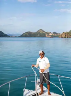  ??  ?? Clockwise from above: Aboard the Ayana vessel Lako Cama;
millefogli­e at restaurant Made In Italy; the rooftops of Labuan Bajo; Made In Italy’s chef-owner Marco Bertini. Opposite, from far left: The harbor at first light; inside Honzen, the Ayana’s Japanese fine-diner.