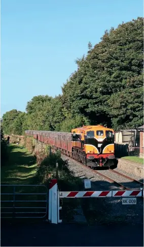  ?? ?? GM 071 Class No. 073 approaches the crew-operated gates at Beauparc, while working the 09.10 Tara Mines to Alexandra Road (Dublin Port) on September 29. Finbarr O’Neill