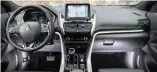  ??  ?? L’écran tactile de 8 pouces permet de piloter un smartphone via CarPlay ou Android Auto.