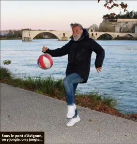  ??  ?? Sous le pont d’Avignon, on y jongle, on y jongle...