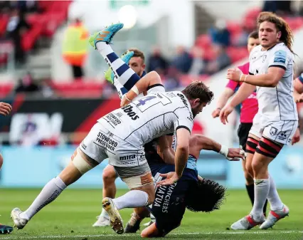  ??  ?? Gloucester’s Ed Slater and Matias Alemanno tackle Steven Luatua, which resulted in a red card for Alemanno