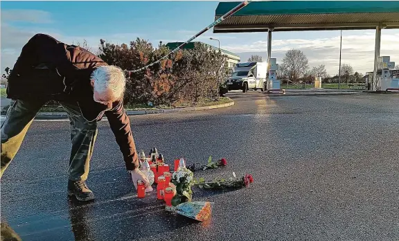  ?? Foto: Artur Janoušek ?? Zavřeno K pumpě jezdili včera lidé zapalovat svíčky, pokládat květiny a vzkazy.