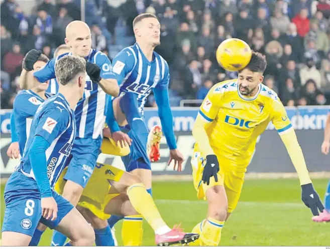  ?? EFE ?? Chris Ramos cabecea el balón en presencia de varios jugadores del Alavés.