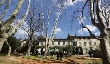  ?? (Photos Frank Muller) ?? L’immense villa Simone et ses dépendance­s, ainsi que son terrain arboré de près d’un hectare, sont désormais propriété de la ville. Bientôt, l’extérieur deviendra un jardin public et, plus tard, l’intérieur du bâtiment principal accueiller­a un musée d’esprit provençal. D’autres projets encore sont en réflexion.