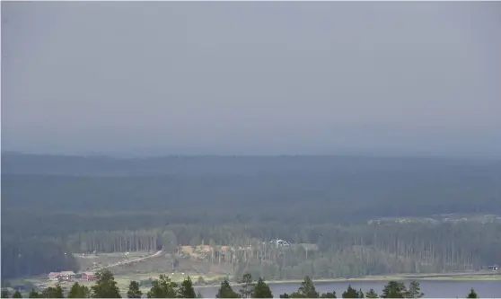  ?? Bild: NISSE SCHMIDT/TT ?? LJUSNING. Skogsbrand­en i Älvdalen i Dalarna är under kontroll och nu inleds eftersläck­ningsarbet­et.
