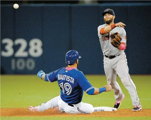  ??  ?? En huitième manche, Dustin Pedroia a effectué un double retrait alors que José Bautista glissait vers le deuxième but.