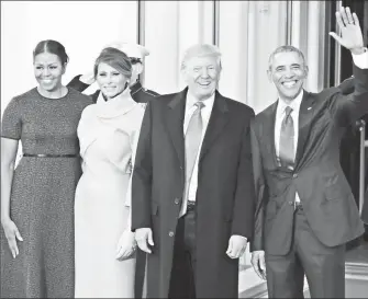  ??  ?? A las puertas de la Casa Blanca, ayer, el mandatario saliente, Barack Obama, y su esposa Michelle, flanquean a los nuevos ocupantes, el presidente de Estados Unidos, Donald Trump, y su esposa Melania ■ Foto Ap